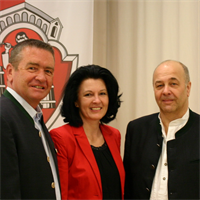 Gerhard Kendlbacher (Landesleiter Salzburg), Berta Aschauer (Leiterin des Standesamtes Hallein) und MinR. Norbert Kutscher