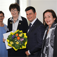 Franziska Weber, Präsidentin des Fachverbandes, wurde für ihre 35-jährige Mitgliedschaft und ihre Tätigkeit mit dem Ehrenzeichen in Gold des Fachverbandes ausgezeichnet 